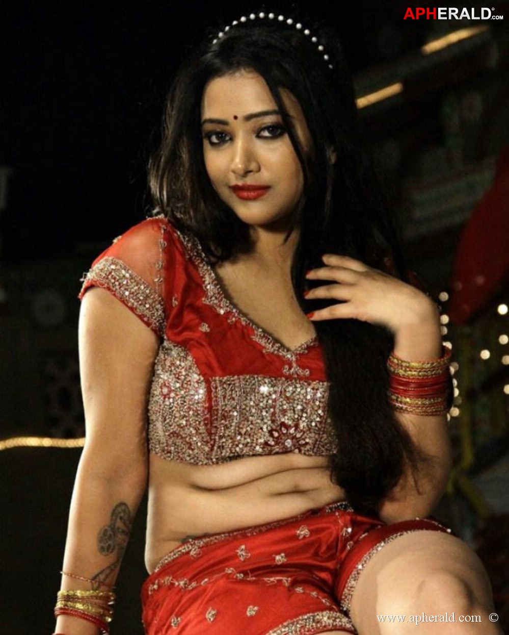 swetha basu prasad hot dance stills