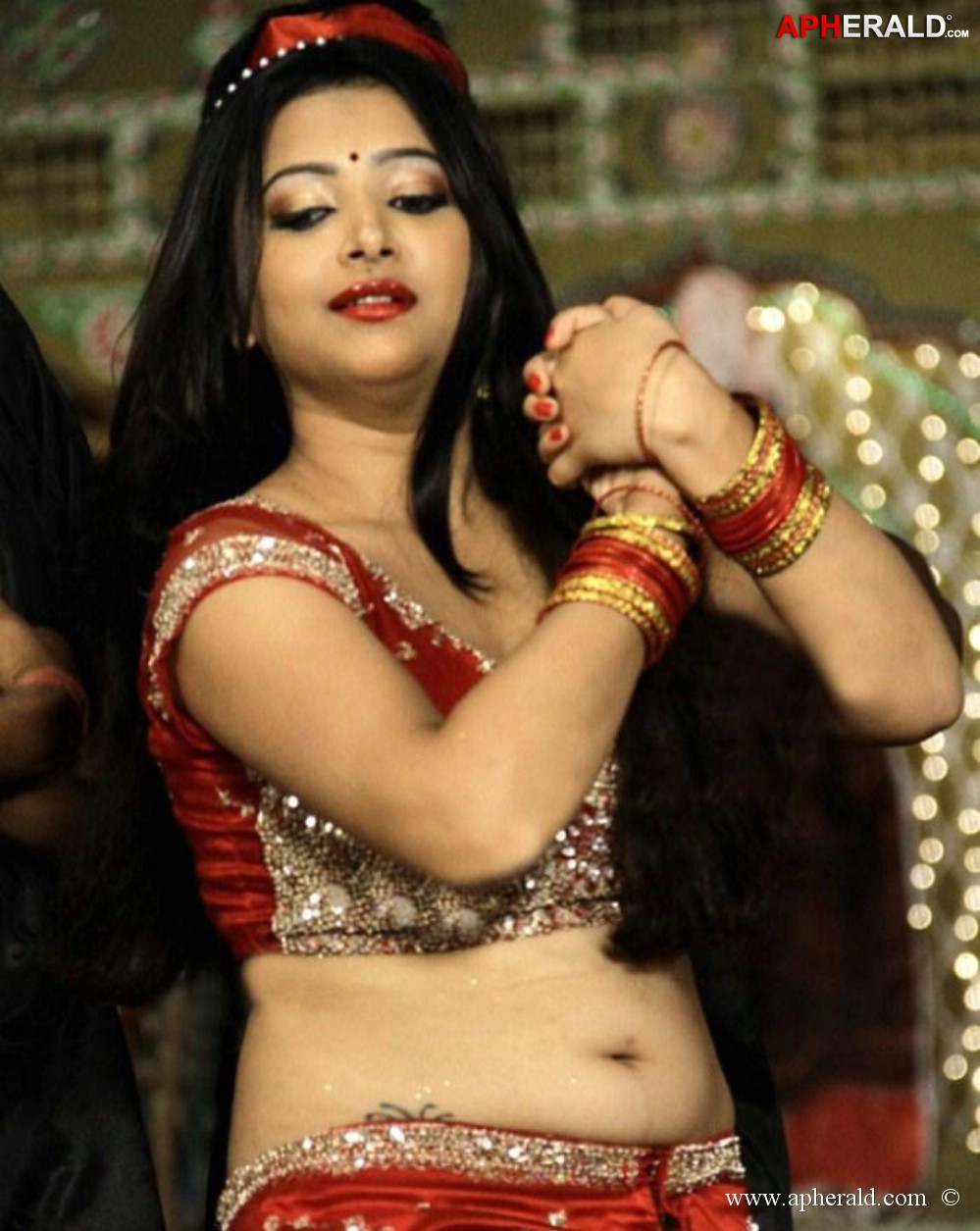 swetha basu prasad hot dance stills