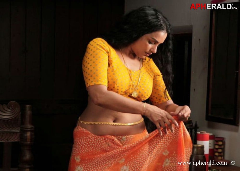 Swetha Menon Hot Navel Saree Stills