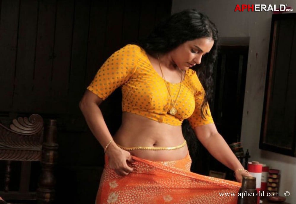 Swetha Menon Hot Navel Saree Stills