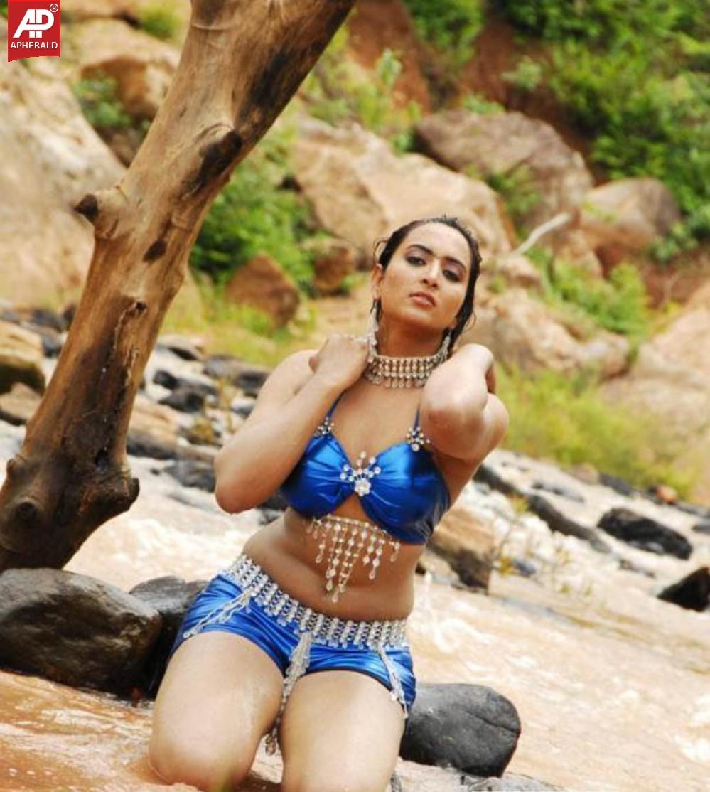 Tamil Actress Vanitha Reddy Hot Stills