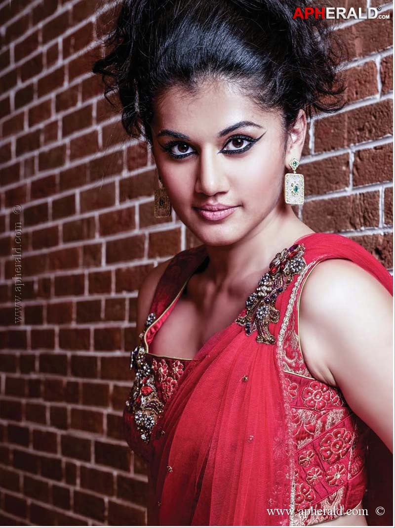 Tapsee Ponnu Hot Images