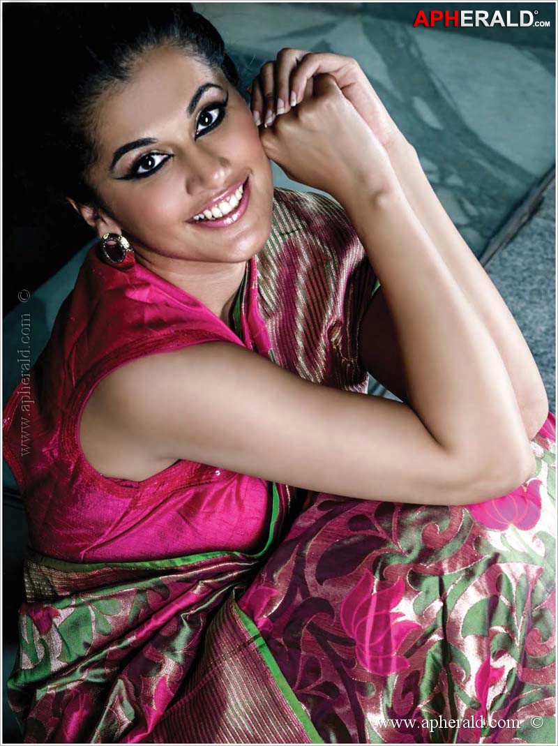 Tapsee Ponnu Hot Images