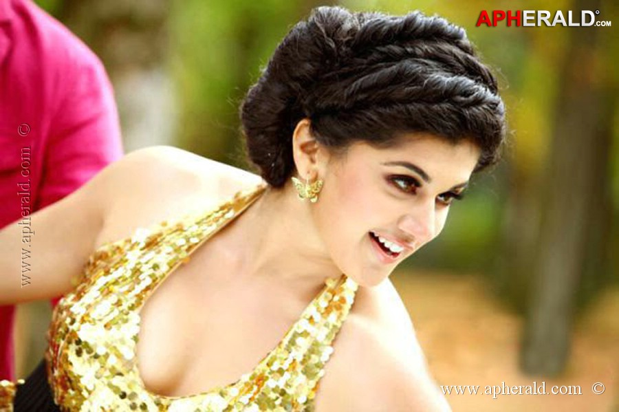 Tapsee Ponnu Hot Stills