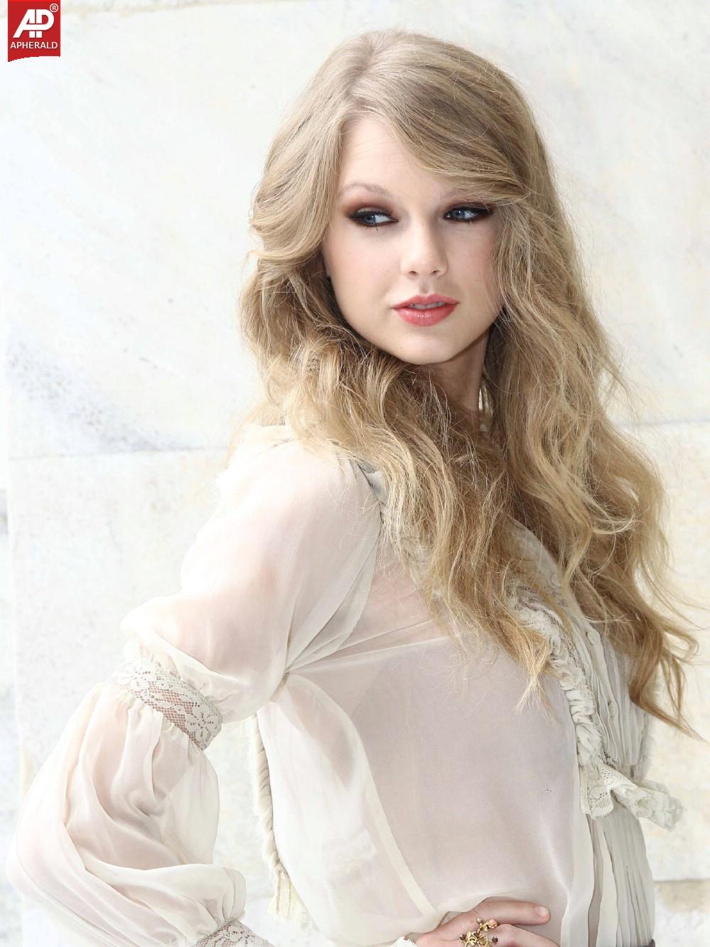 Taylor Swift Latest Hot Photos