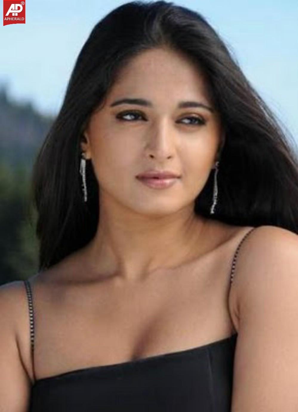 Telugu Actress Anushka Shetty Hot Stills