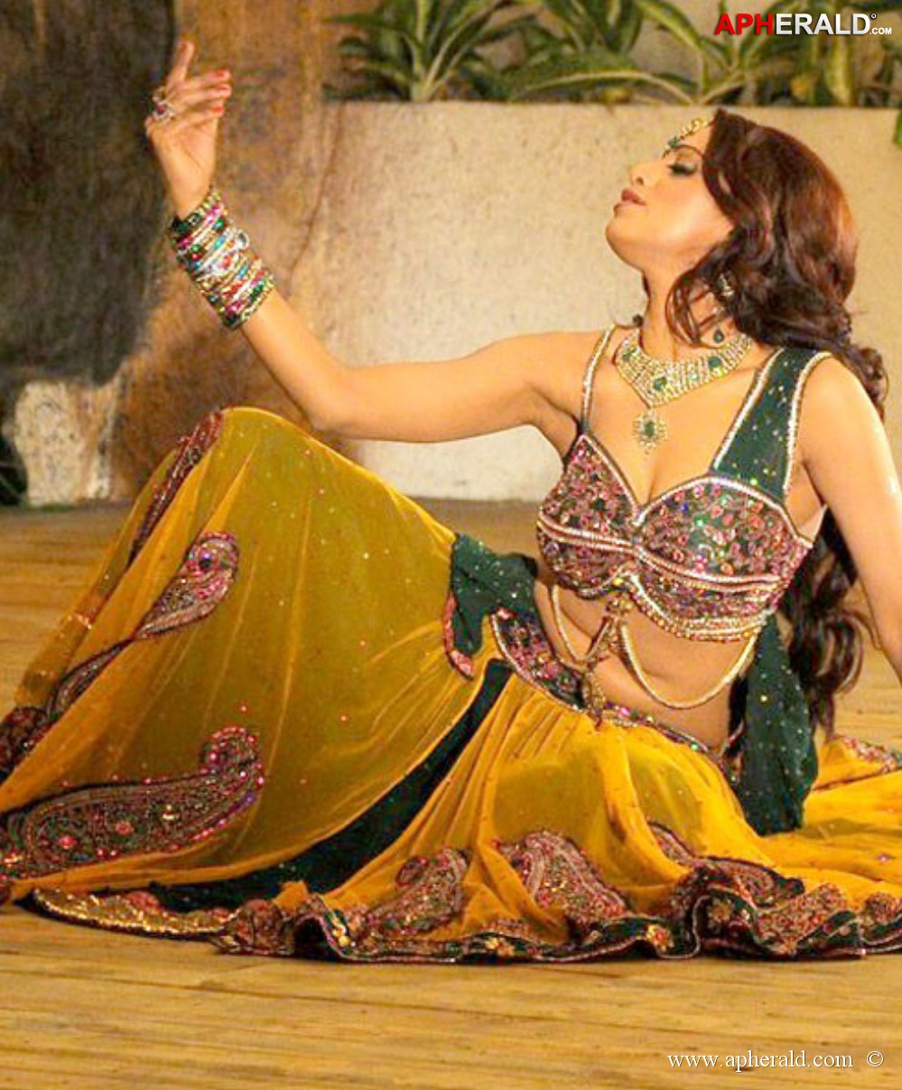 Udaya Bhanu Hot Dance Photos