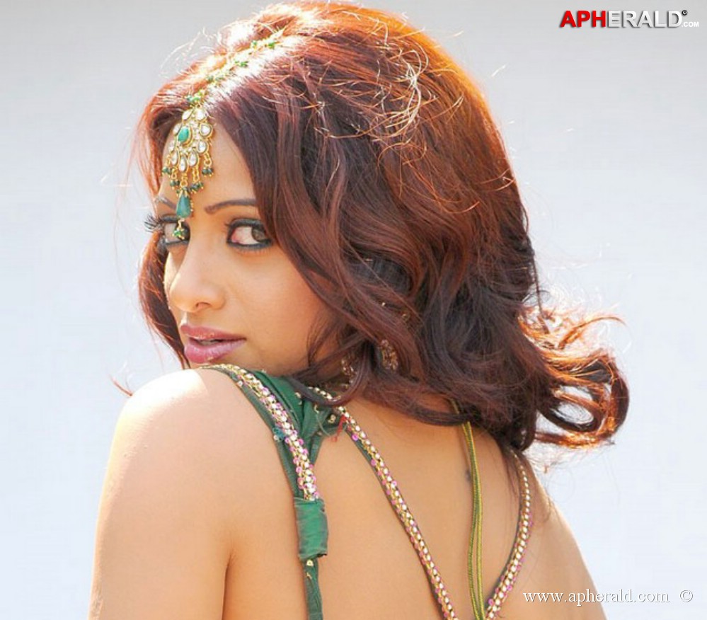 Udaya Bhanu Hot Dance Photos