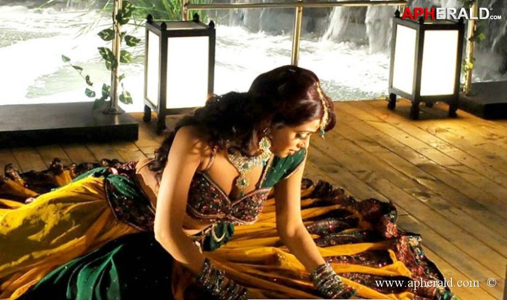 Udaya Bhanu Hot Dance Photos