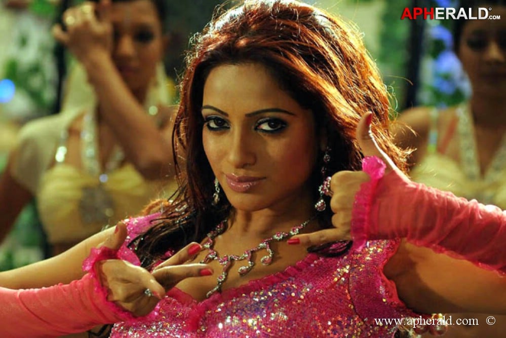Udaya Bhanu Hot Dance Photos