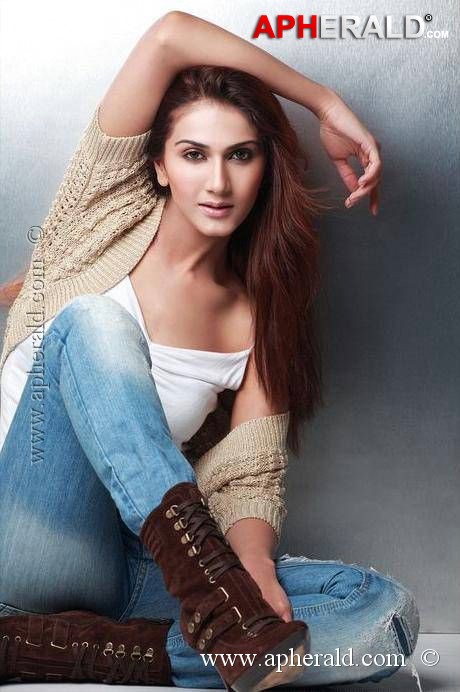 Veena Kapoor Spicy Photos