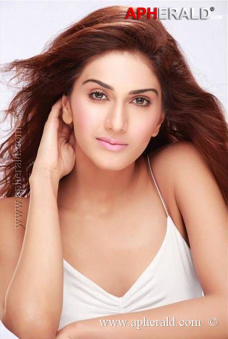 Veena Kapoor Spicy Photos