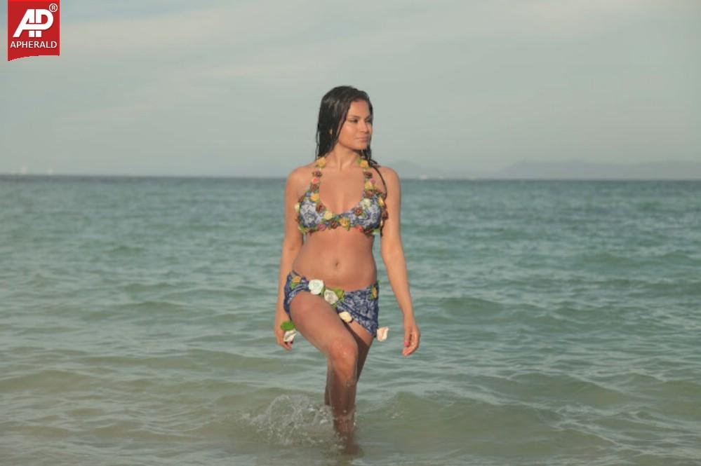 Veena Malik Hot in Bikini Pictures