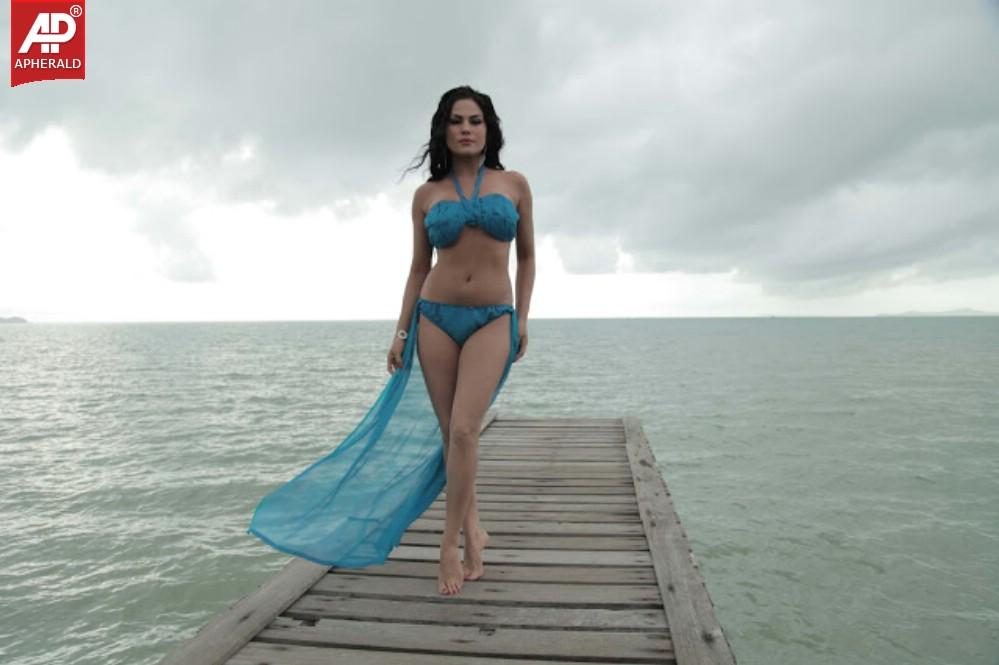Veena Malik Hot in Bikini Pictures
