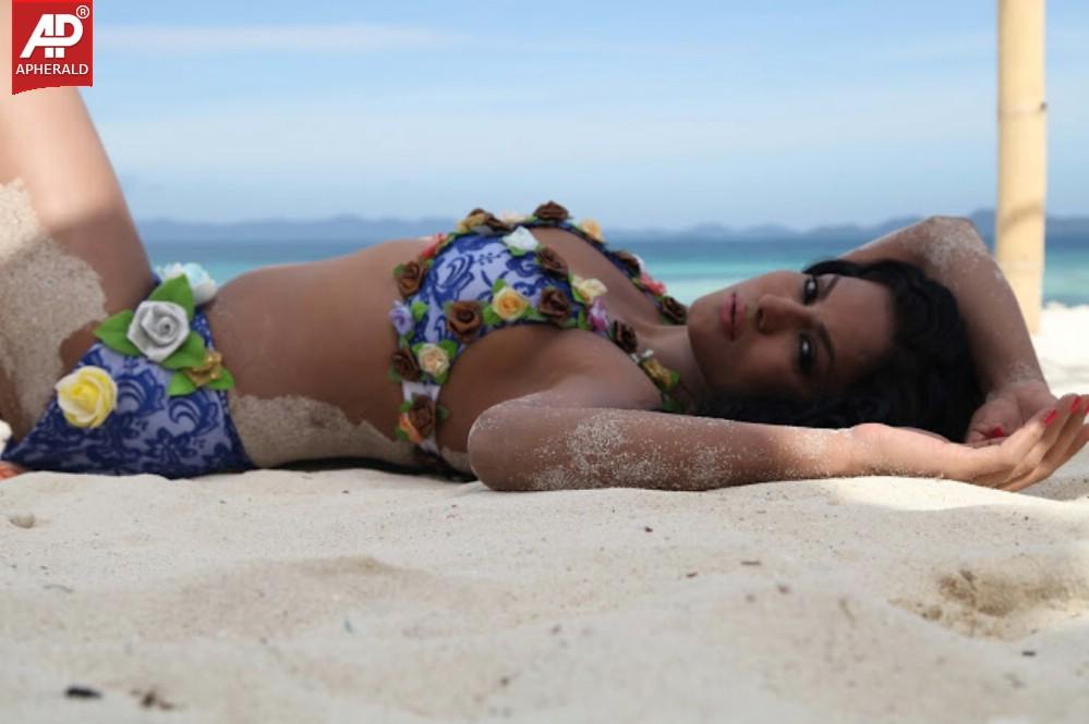 Veena Malik Hot in Bikini Pictures