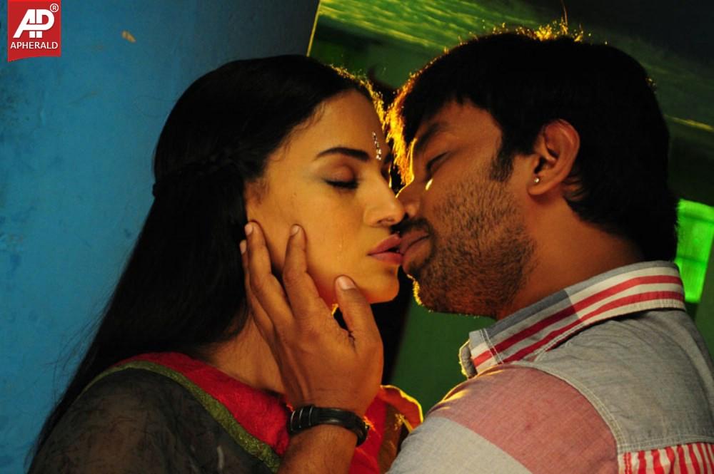 Veena Malik Hot Lip Kiss Photo Stills