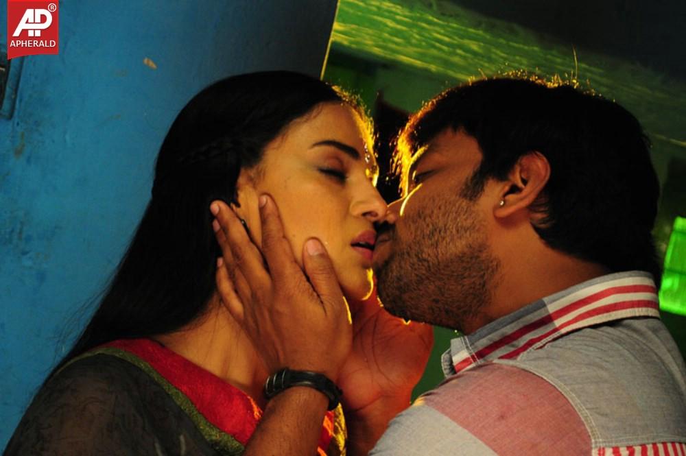 Veena Malik Hot Lip Kiss Photo Stills