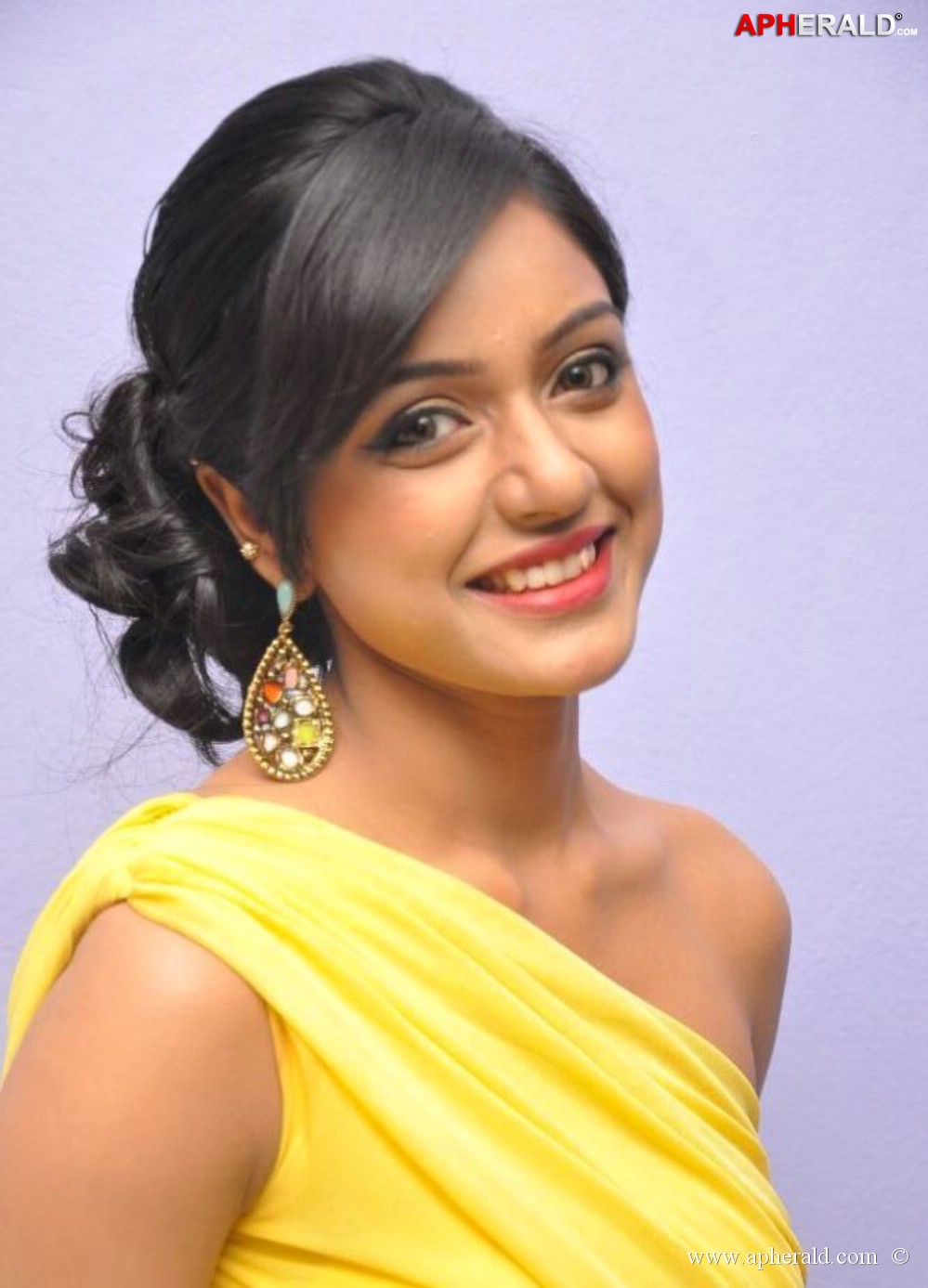 Vithika Sheru In Yellow Dress Photos