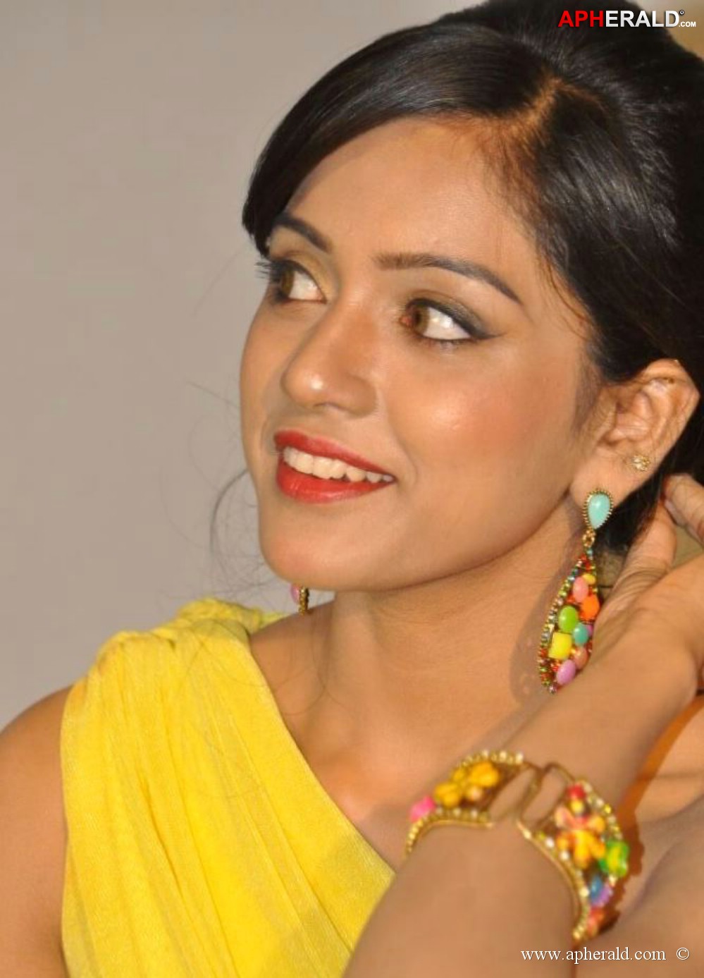 Vithika Sheru In Yellow Dress Photos