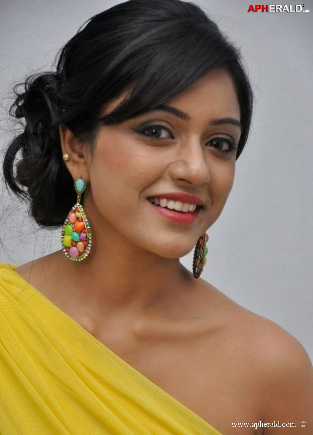 Vithika Sheru In Yellow Dress Photos