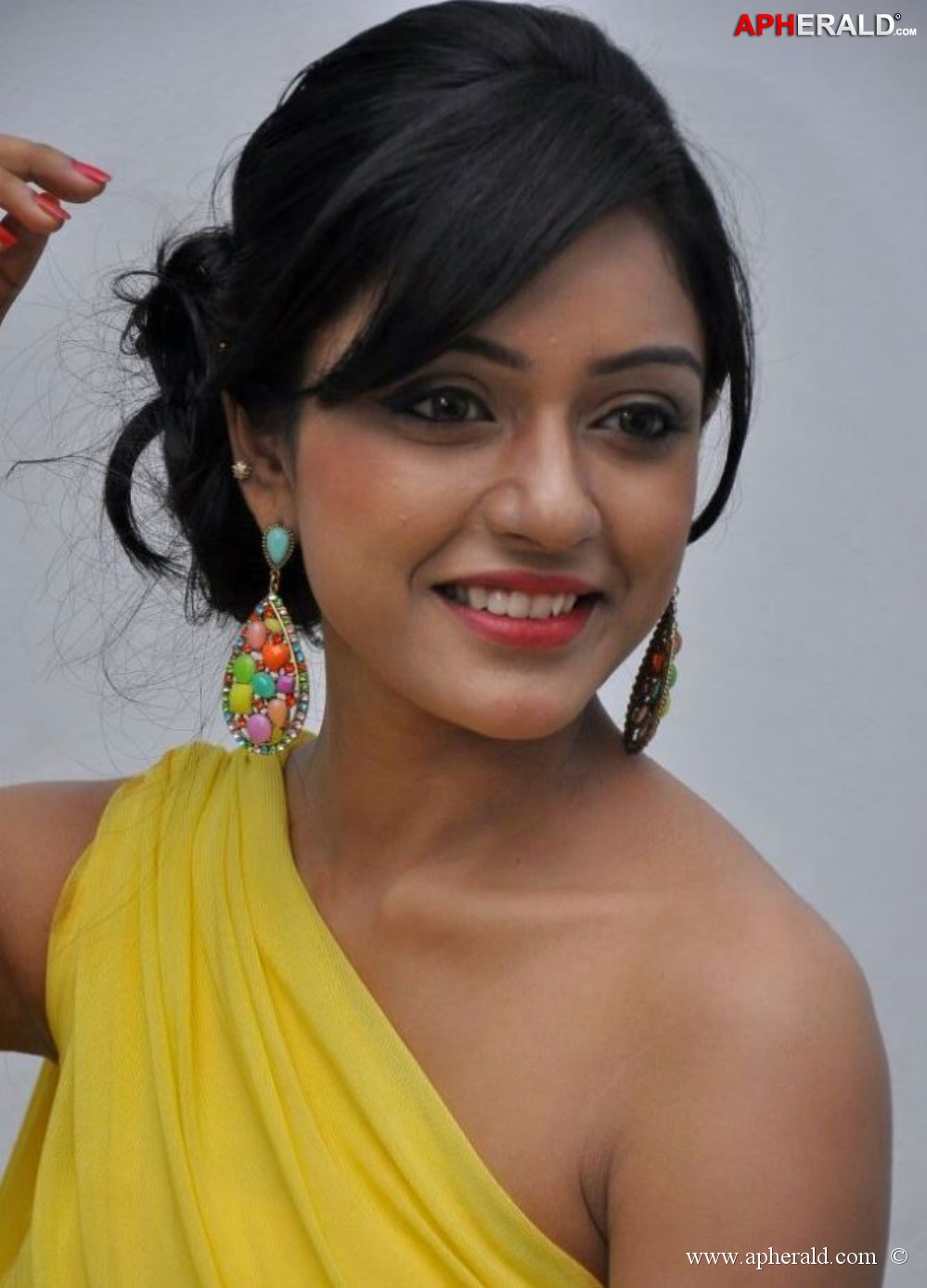 Vithika Sheru In Yellow Dress Photos