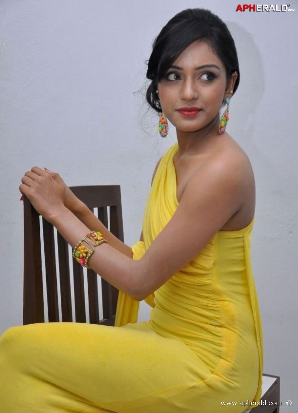 Vithika Sheru In Yellow Dress Photos