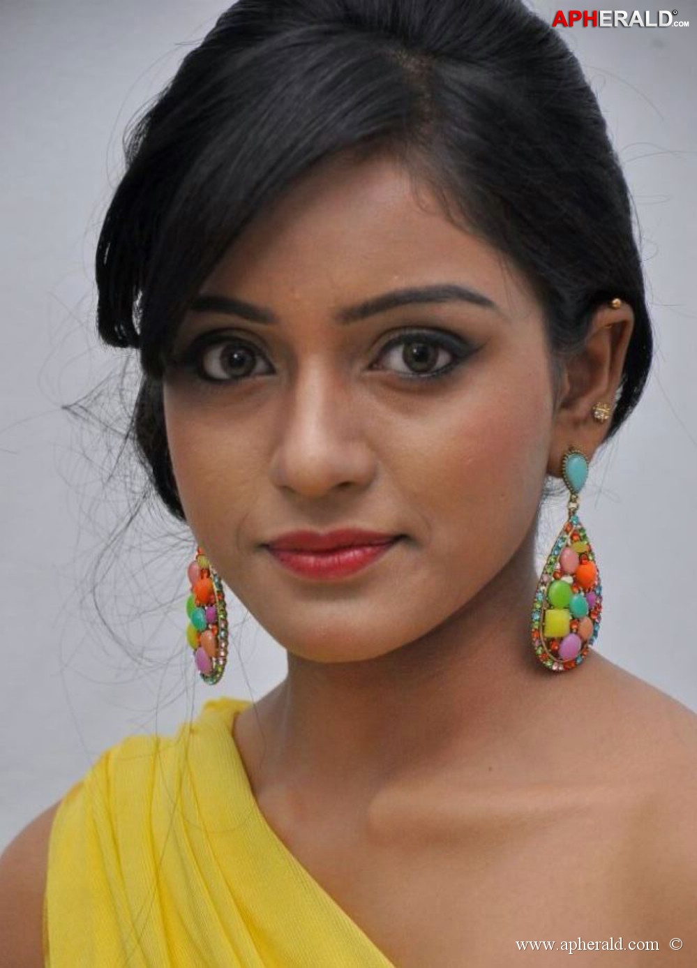 Vithika Sheru In Yellow Dress Photos