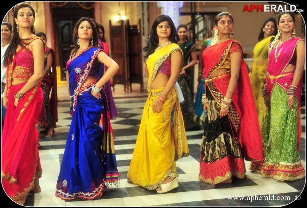 Aa Aiduguru Movie Latest Photos