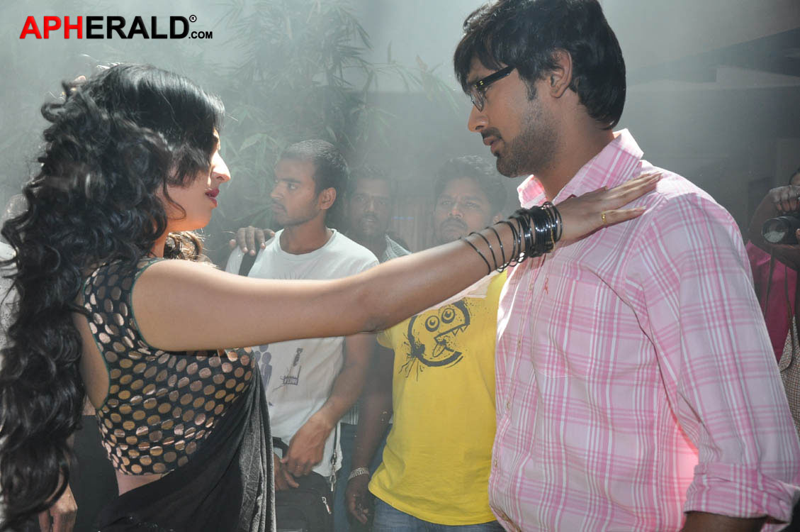 'Abbai Class.. Ammayi Mass' On Location
