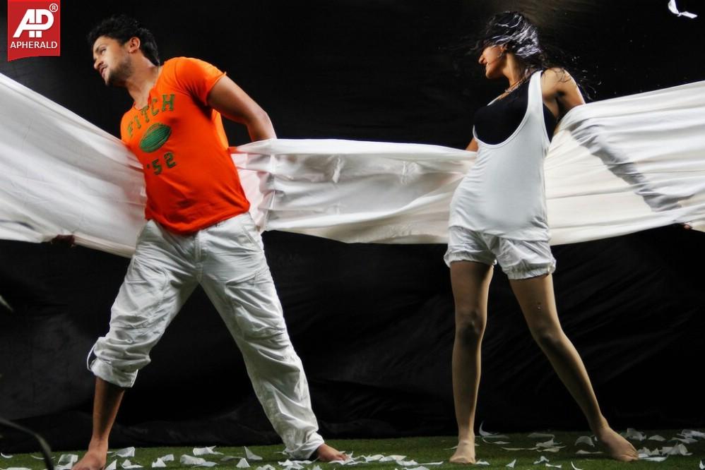 Adhee Lekka New Stills n Walls