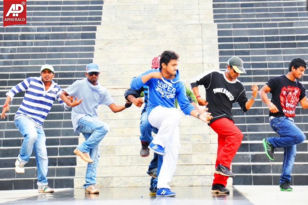 Adhee Lekka New Stills n Walls