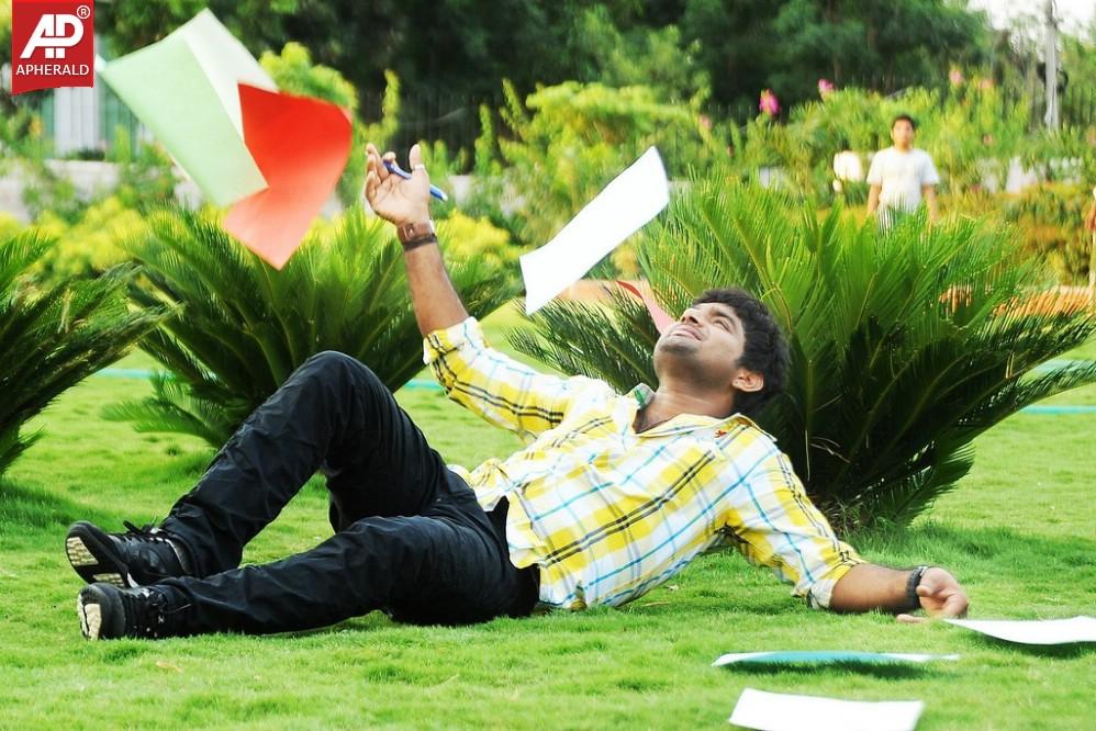 Adhee Lekka New Stills n Walls