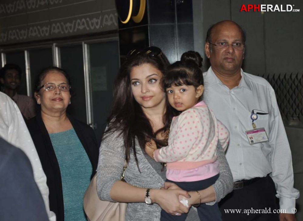 Aishwarya with Aaradhya New Stills