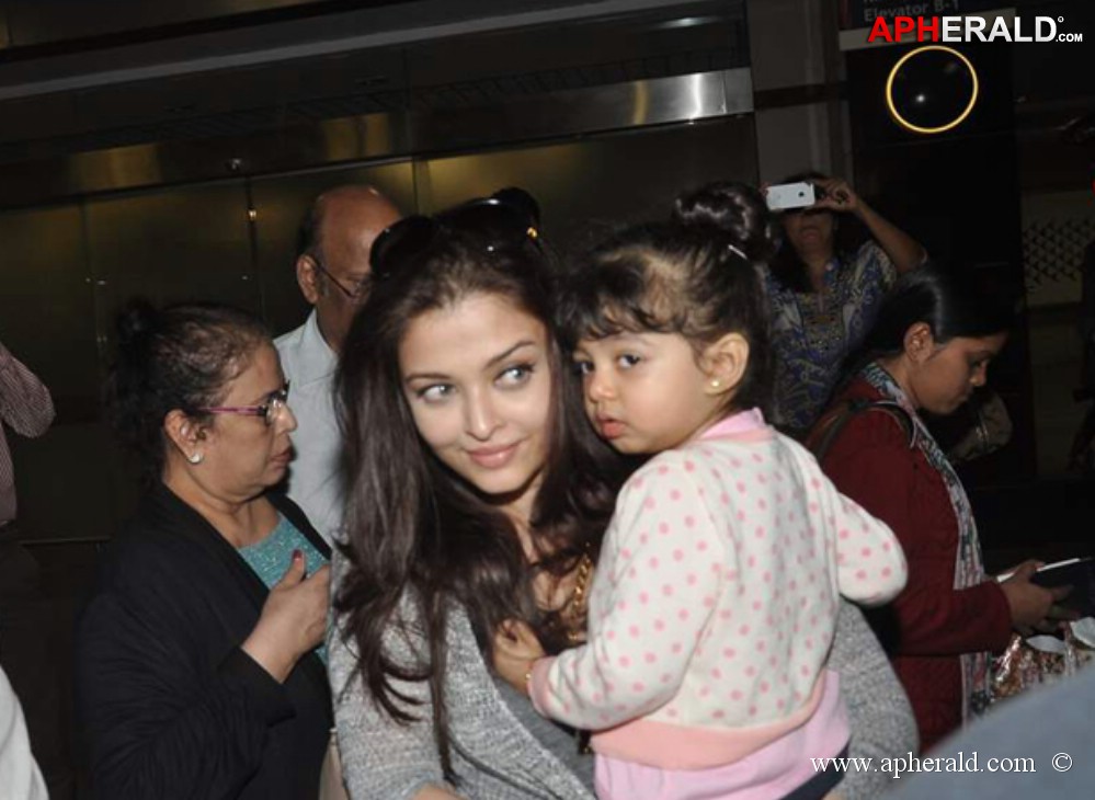 Aishwarya with Aaradhya New Stills