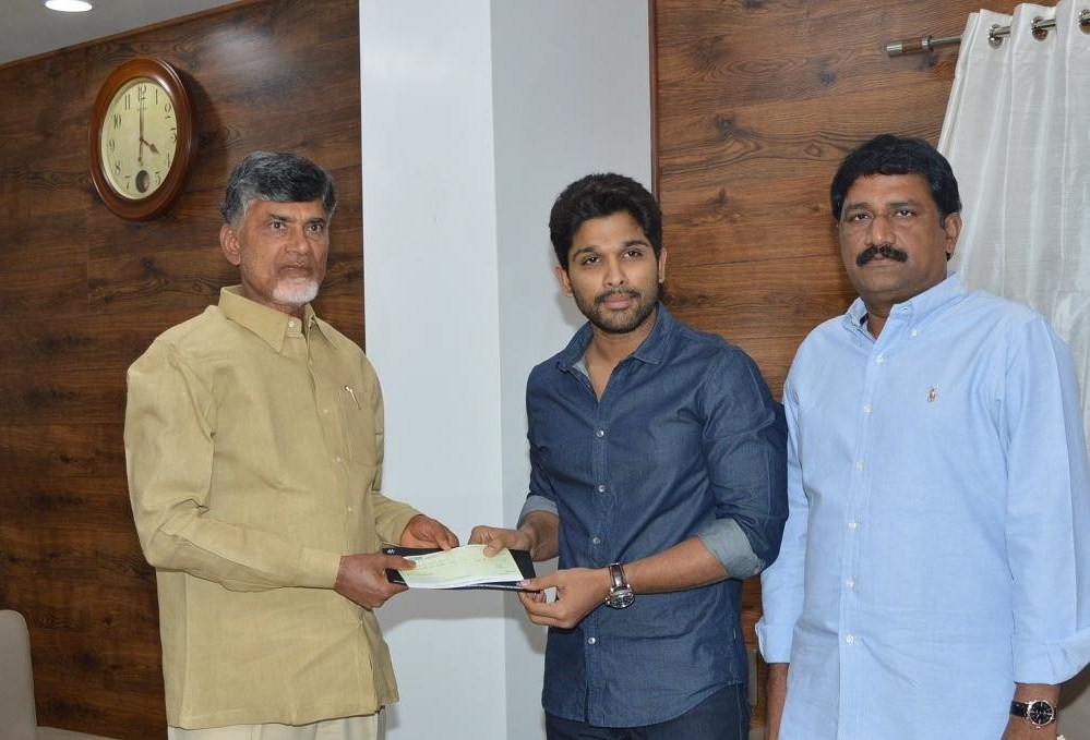 Allu Arjun gives Rs 25 lakhs Cheque to AP CM