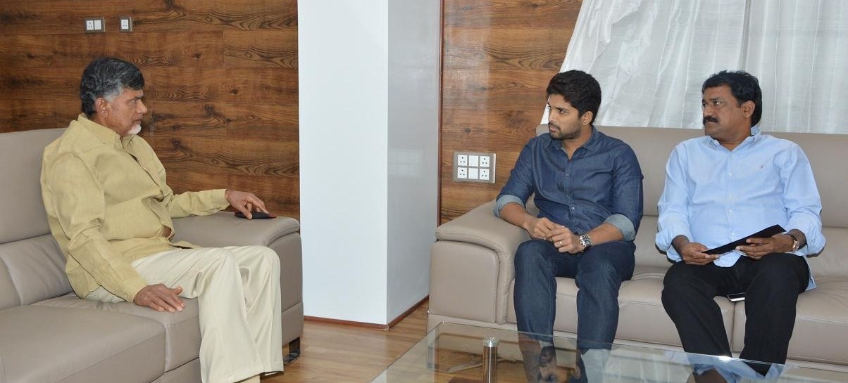 Allu Arjun gives Rs 25 lakhs Cheque to AP CM