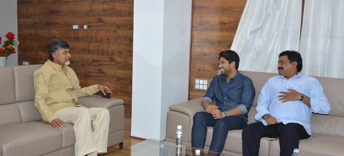 Allu Arjun gives Rs 25 lakhs Cheque to AP CM