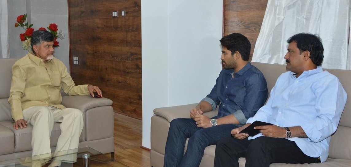 Allu Arjun gives Rs 25 lakhs Cheque to AP CM