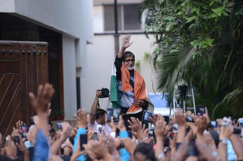 Amitabh Bachchan drapes national flag on India victory against Pakistan