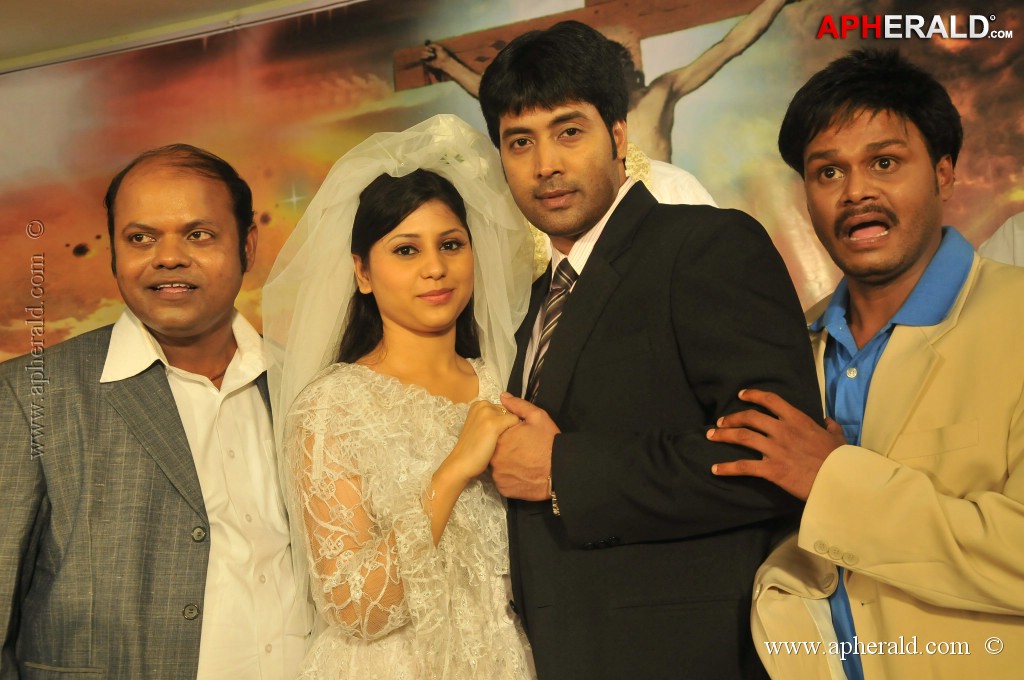 Anandam Malli Modalaindi Movie Stills