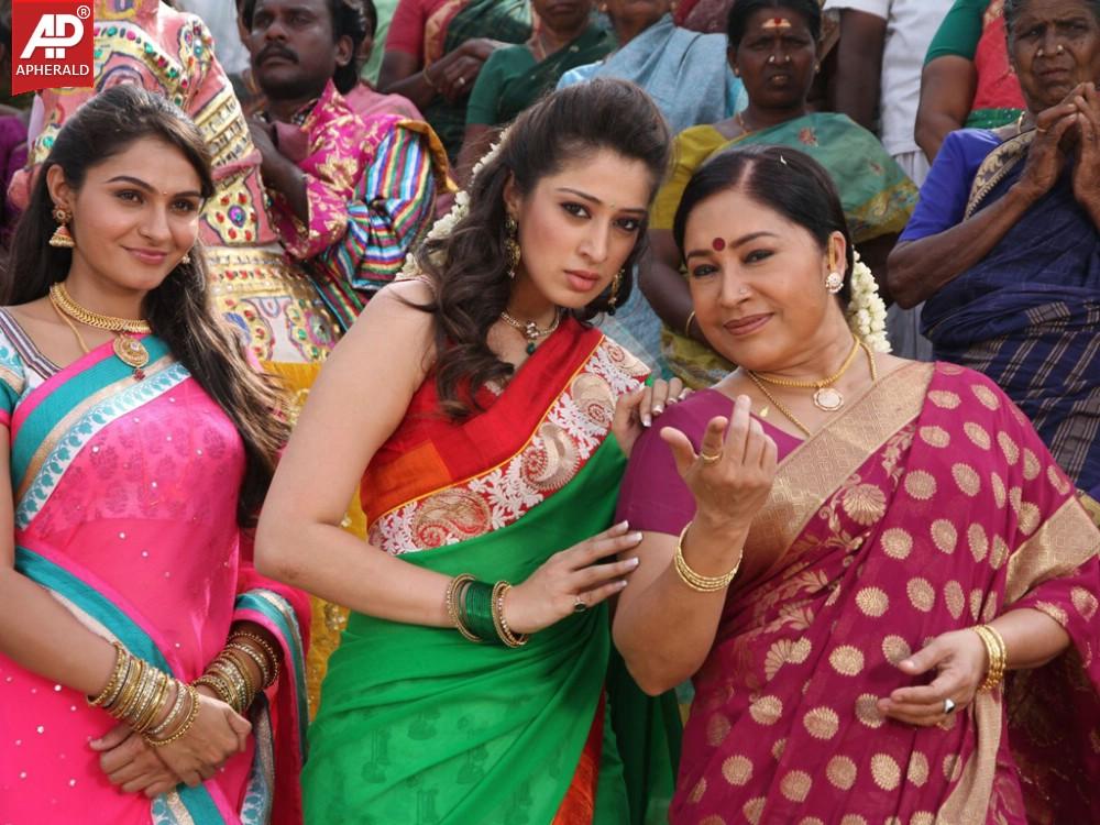 Aranmanai Movie Stills