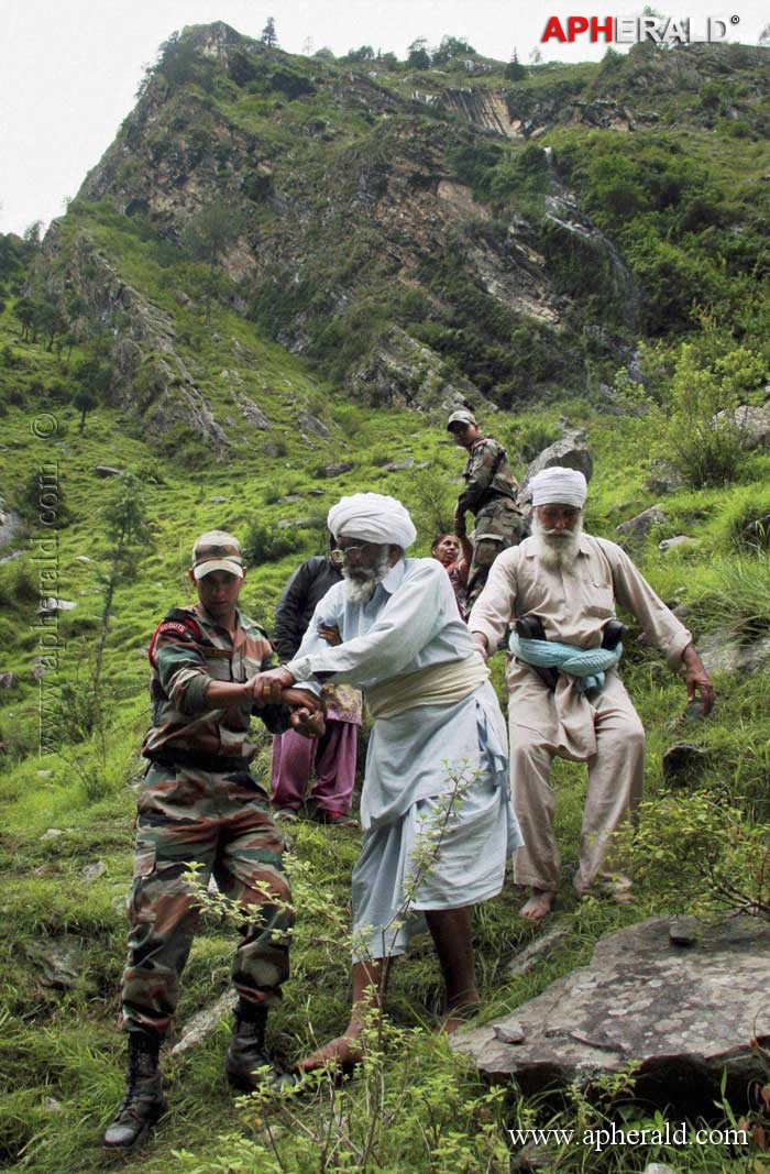 Army Helping for Uttarakhand People