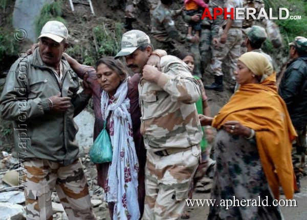 Army Helping for Uttarakhand People