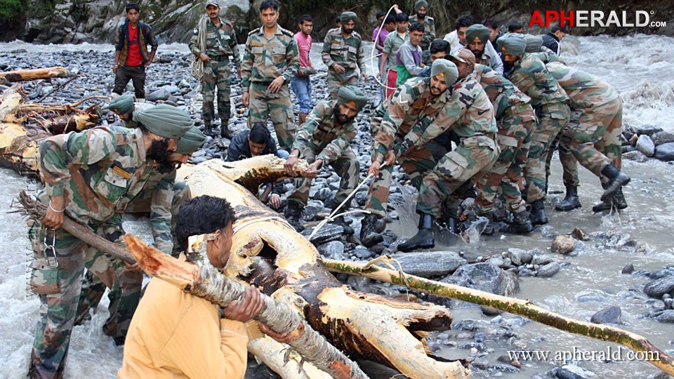 Army Helping for Uttarakhand People