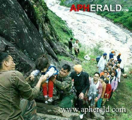 Army Helping for Uttarakhand People