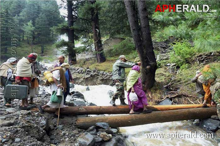 Army Helping for Uttarakhand People