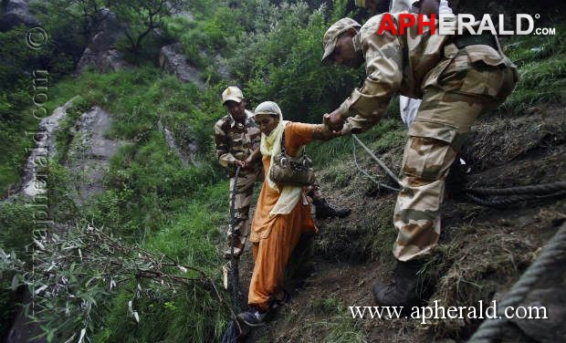 Army Helping for Uttarakhand People