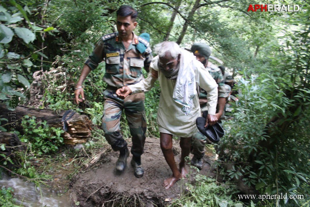 Army Helping for Uttarakhand People