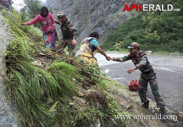 Army Helping for Uttarakhand People