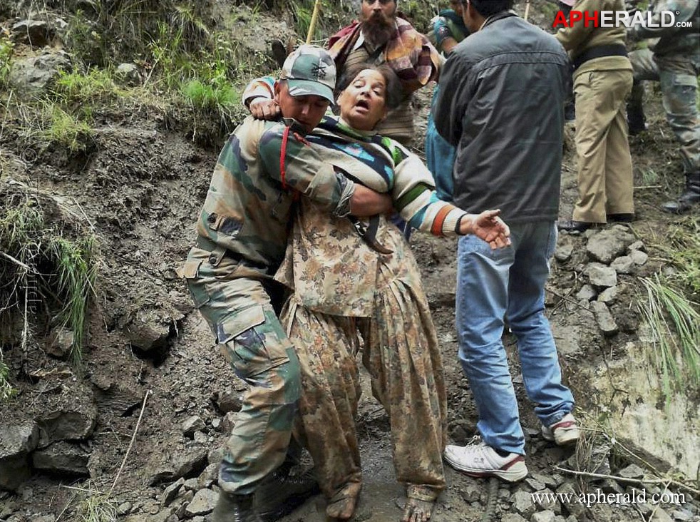 Army Helping for Uttarakhand People